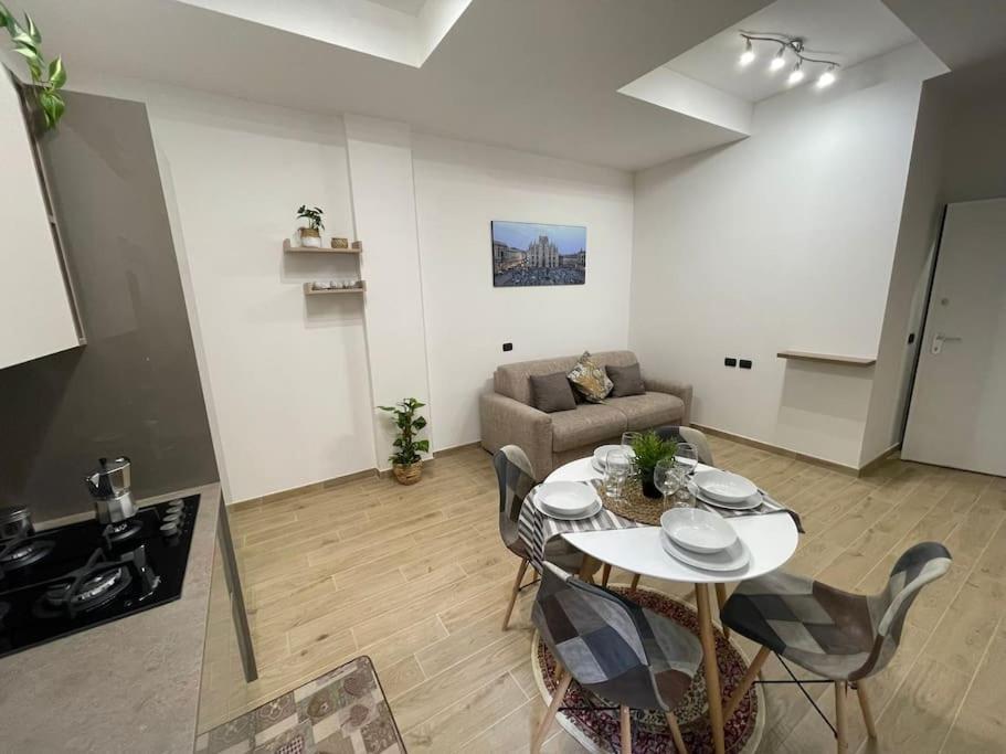 Nel Quartiere Bayres Suite Completamente Rinnovata Milano Exteriör bild